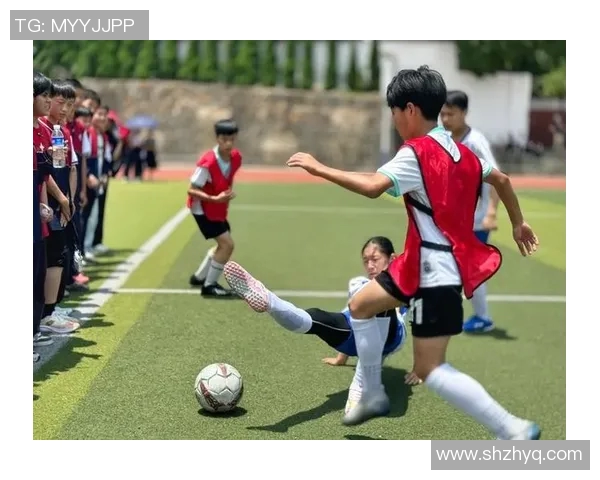 盘带如风突破极限展示足球绕桩球星非凡技艺魅力四射绿茵赛场