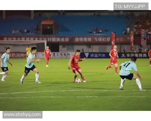 足球巨星愤怒示意闭嘴引发热议 赛场内外舆论纷纷