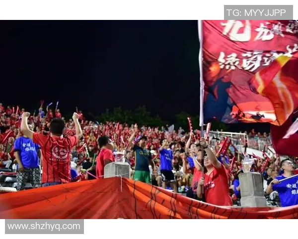 足球退役球星签字纪念活动揭幕 吸引众多球迷热情参与共同回顾传奇时刻